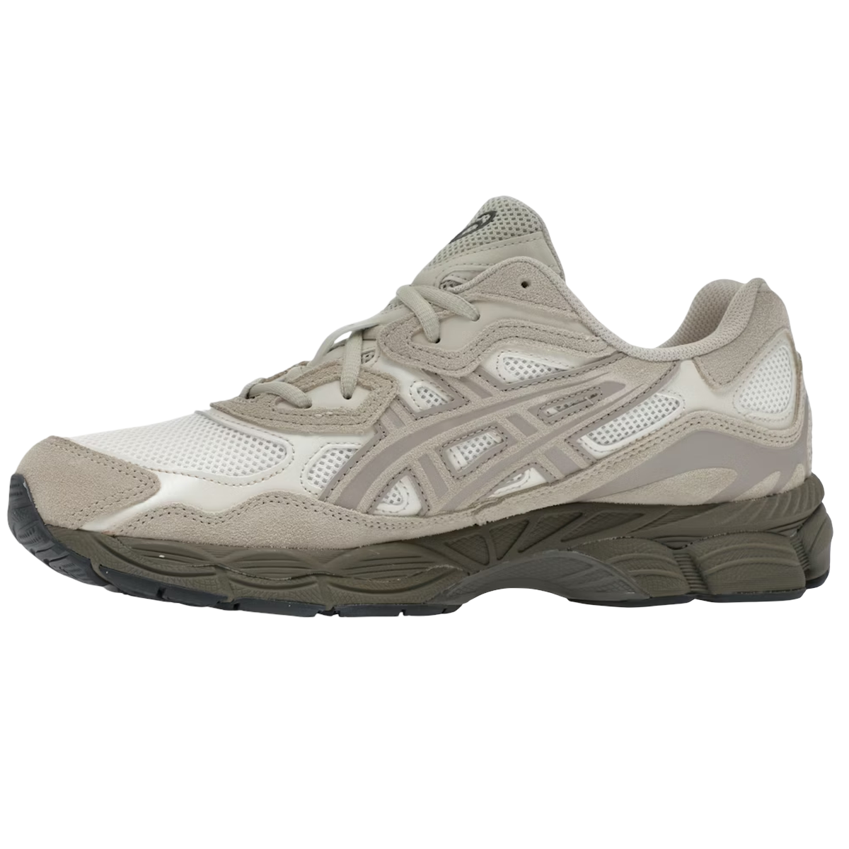 Asics Gel-NYC Cream Putty sneakers set fra siden med beige mesh-overdel, lagdelte detaljer i cremefarvet ruskind og den karakteristiske mellemsål.