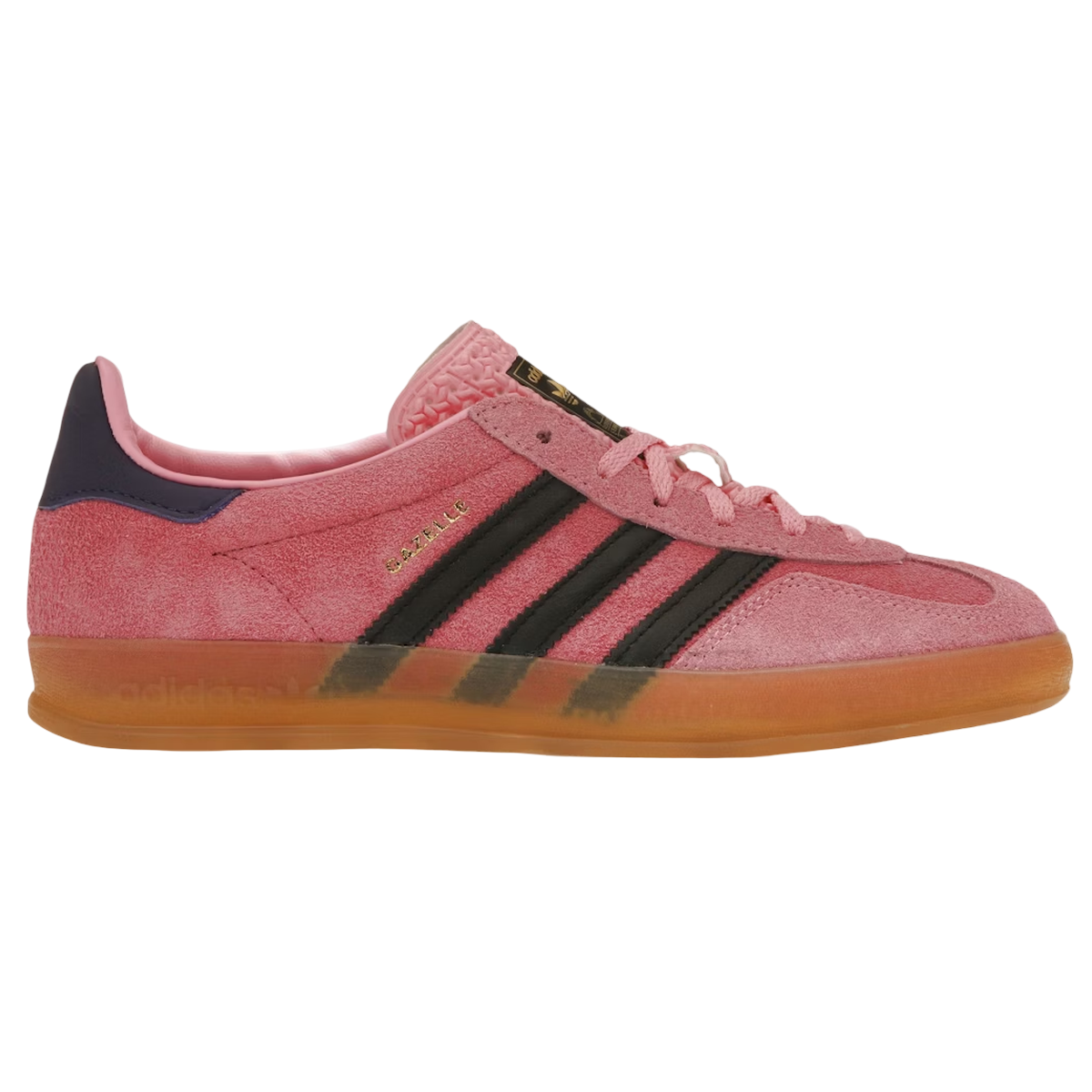 Adidas Gazelle Indoor Bliss Pink sneakers i vinklet profil med rosa ruskindsoverdel, hvide detaljer og den klassiske brune gummisål.