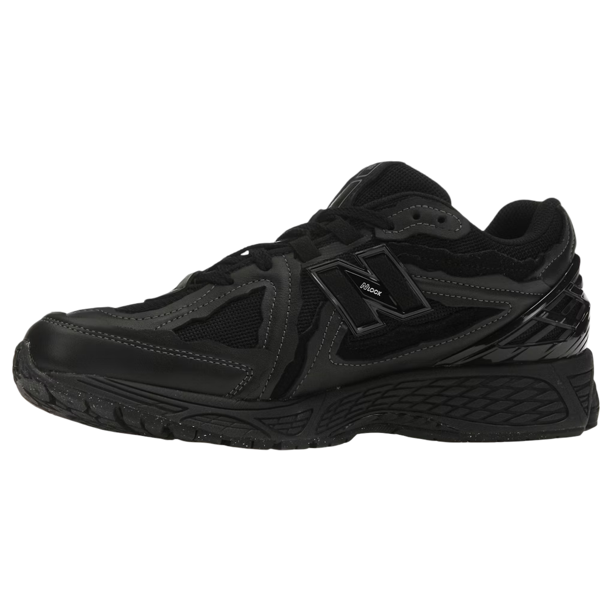 New Balance 1906D Protection Pack Black Leather sneakers, set fra siden med sorte detaljer i rå læderlag, sort meshoverdel og stødabsorberende sål.